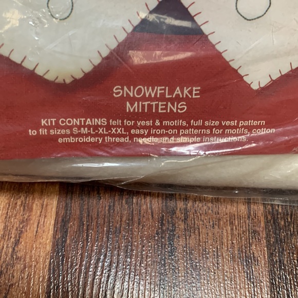 Vintage snowflake mittens wool vest kit w wool, patterns and thread for appliqué - Picture 4 of 7